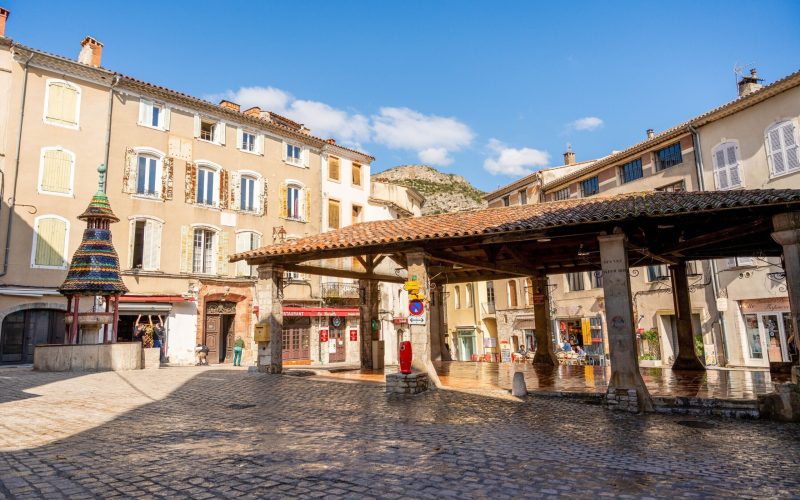 Place du marché, La Fontaine Pagode, Anduze (30), mars 2025